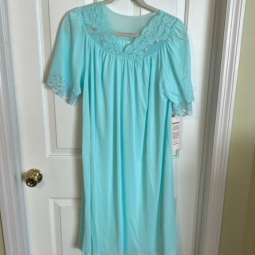 Shadowline nightgown. Size small. NWT.